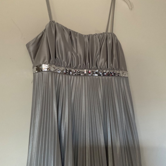 Silver Satin Party Dress with Sequin Waist and Plissé Skirt Size 4P - Picture 4 of 7